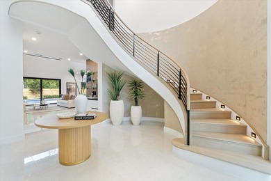 SOPHISTICATED residence with warm neutral palette. Elegant yet - photo 10