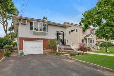 Oceanside - This charming high-ranch home sits on a quiet - photo 1