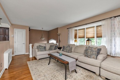 Oceanside - This charming high-ranch home sits on a quiet - photo 2