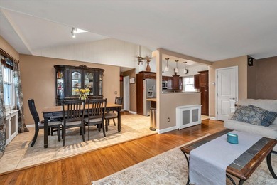 Oceanside - This charming high-ranch home sits on a quiet - photo 4
