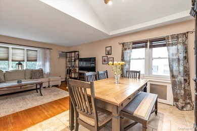 Oceanside - This charming high-ranch home sits on a quiet - photo 5