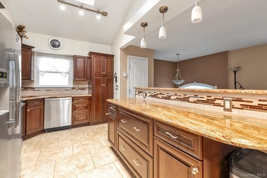 Oceanside - This charming high-ranch home sits on a quiet - photo 6