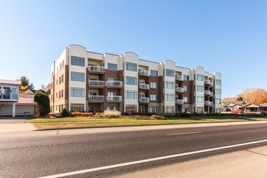 Make this fabulous lake-view condo yours today! Top floor - photo 1