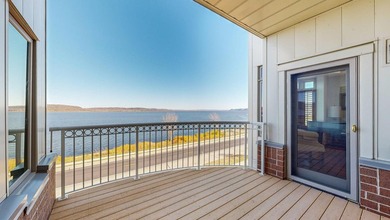 Make this fabulous lake-view condo yours today! Top floor - photo 4
