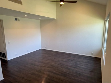 Excellent Townhome in Villa Martinique with Fresh Interior Paint - photo 5