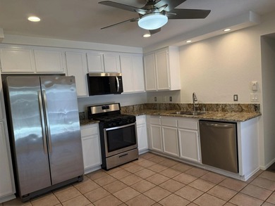 Excellent Townhome in Villa Martinique with Fresh Interior Paint - photo 10