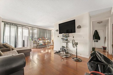Step into this beautiful one-bedroom in a high rise building - photo 2