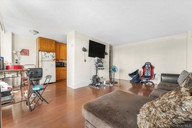 Step into this beautiful one-bedroom in a high rise building - photo 3