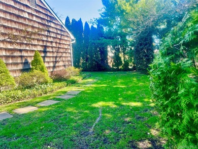 Beautiful center hall colonial situated on a 100 x 80 corner lot - photo 15