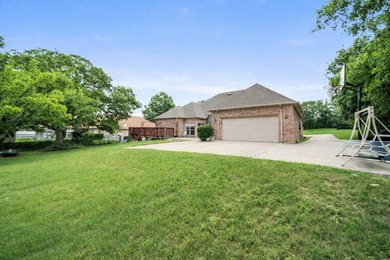 Lake living meets value in this refreshed 4-bedroom, 3-bathroom - photo 8