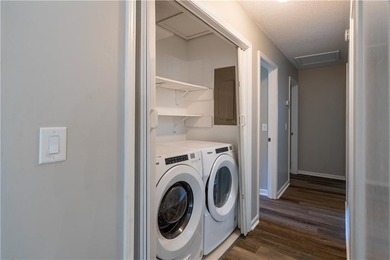 Wonderful 3BD/2BA Traditional Home with Huge Private Fenced Back - photo 11