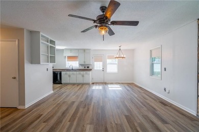 Wonderful 3BD/2BA Traditional Home with Huge Private Fenced Back - photo 13