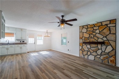 Wonderful 3BD/2BA Traditional Home with Huge Private Fenced Back - photo 15