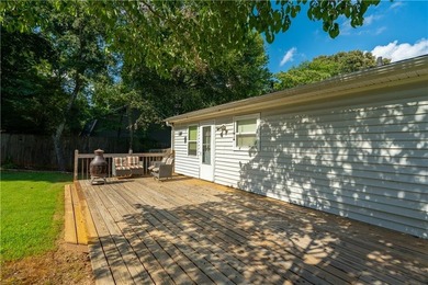 Wonderful 3BD/2BA Traditional Home with Huge Private Fenced Back - photo 16