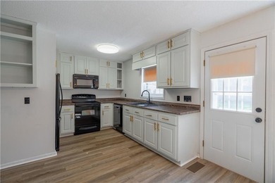 Wonderful 3BD/2BA Traditional Home with Huge Private Fenced Back - photo 17