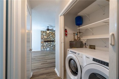Wonderful 3BD/2BA Traditional Home with Huge Private Fenced Back - photo 20