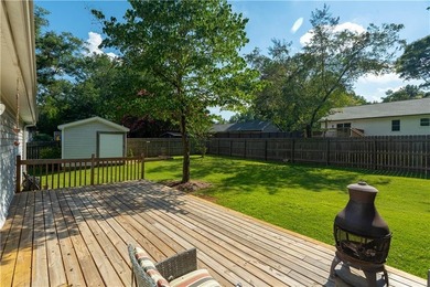 Wonderful 3BD/2BA Traditional Home with Huge Private Fenced Back - photo 27