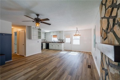 Wonderful 3BD/2BA Traditional Home with Huge Private Fenced Back - photo 29