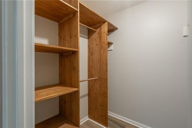 Wonderful 3BD/2BA Traditional Home with Huge Private Fenced Back - photo 31