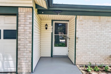 Beautiful 3 bedroom house with a large lot and convenient access - photo 3