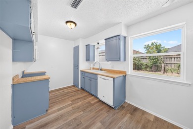 Beautiful 3 bedroom house with a large lot and convenient access - photo 7