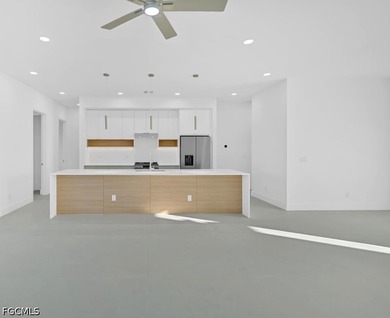 Brand-new construction with a clean, modern coastal vibe in Port - photo 11