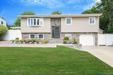 (private lake, pond, coastal) Home Sale Pending in Farmingville New York