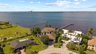 LUXURY RIVERFRONT LIVING. Custom Carlton-Naumann 6,394 Sq. ft - photo 2