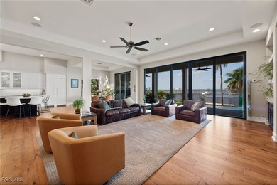LUXURY RIVERFRONT LIVING. Custom Carlton-Naumann 6,394 Sq. ft - photo 3