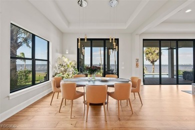 LUXURY RIVERFRONT LIVING. Custom Carlton-Naumann 6,394 Sq. ft - photo 7