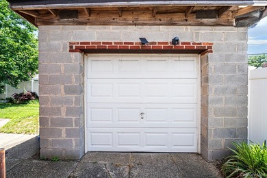 Welcome to this spacious and well-maintained home in the - photo 4