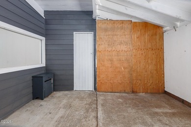 Cute 1 bedroom, 1 bathroom gem ready to be yours! Easy entry - photo 20