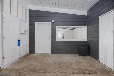 Cute 1 bedroom, 1 bathroom gem ready to be yours! Easy entry - photo 21