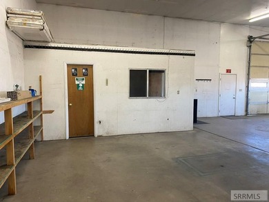 Super Business Opportunity! Great commercial location just off - photo 21