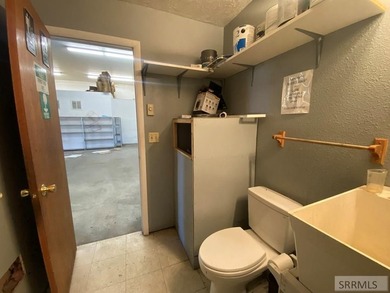 Super Business Opportunity! Great commercial location just off - photo 23