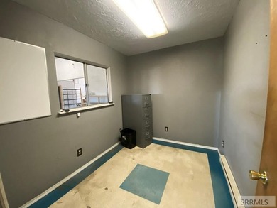 Super Business Opportunity! Great commercial location just off - photo 24