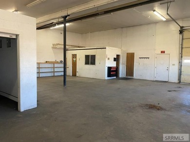 Super Business Opportunity! Great commercial location just off - photo 27
