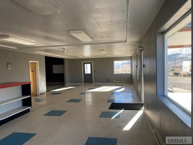 Super Business Opportunity! Great commercial location just off - photo 29