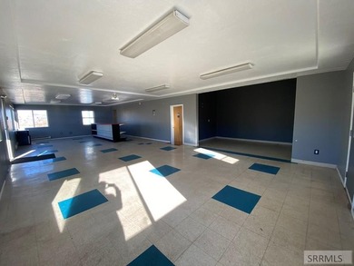 Super Business Opportunity! Great commercial location just off - photo 30