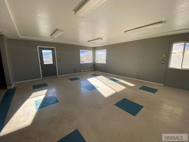 Super Business Opportunity! Great commercial location just off - photo 34