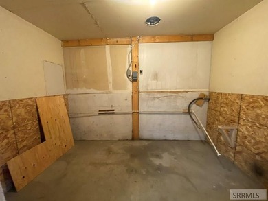 Super Business Opportunity! Great commercial location just off - photo 39