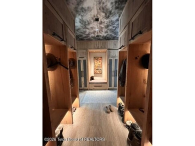 The residence includes five en suite bedrooms, a large - photo 14