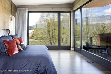 The residence includes five en suite bedrooms, a large - photo 17