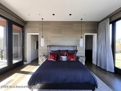 The residence includes five en suite bedrooms, a large - photo 18