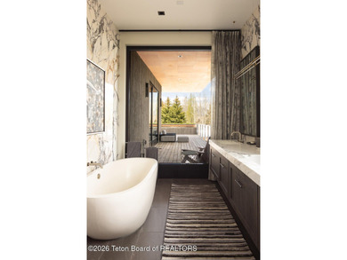 The residence includes five en suite bedrooms, a large - photo 19