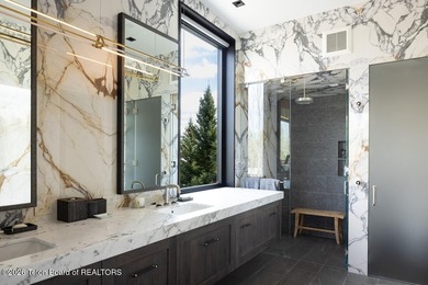 The residence includes five en suite bedrooms, a large - photo 20