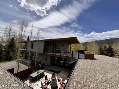 The residence includes five en suite bedrooms, a large - photo 21