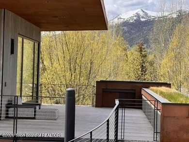 The residence includes five en suite bedrooms, a large - photo 22