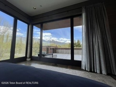 The residence includes five en suite bedrooms, a large - photo 23
