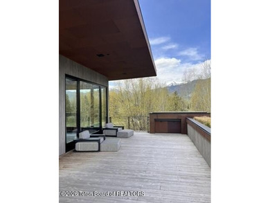 The residence includes five en suite bedrooms, a large - photo 24